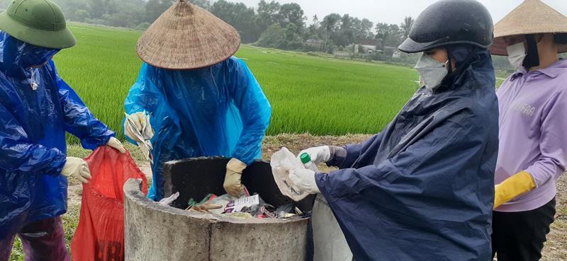 Hình ảnh thu gom rác, bao bì, chai lọ thuốc bảo vệ thực vật